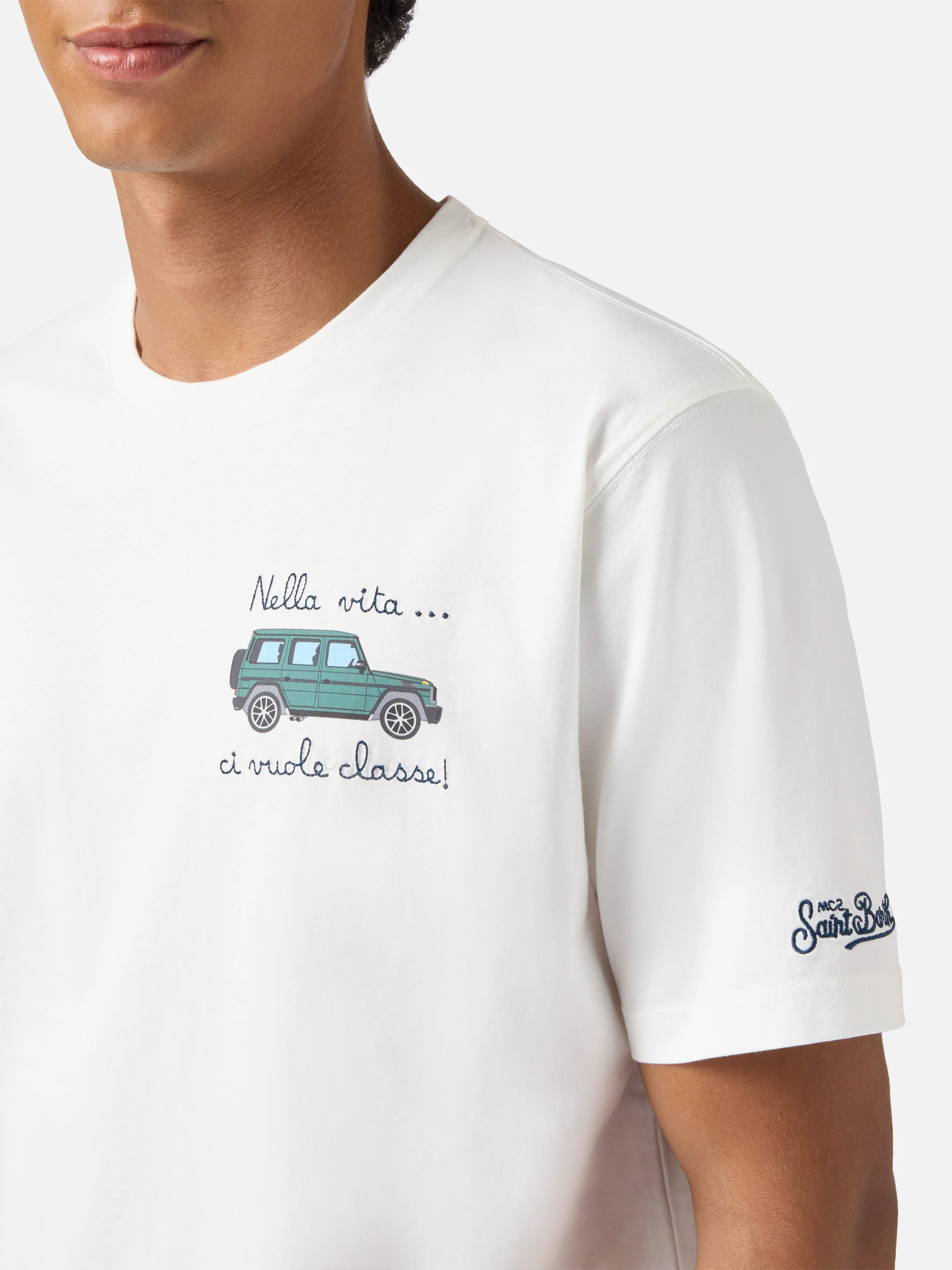 Arnott cotton T-shirt in white with car and Nella vita ci vuole classe embroidery - Image 2