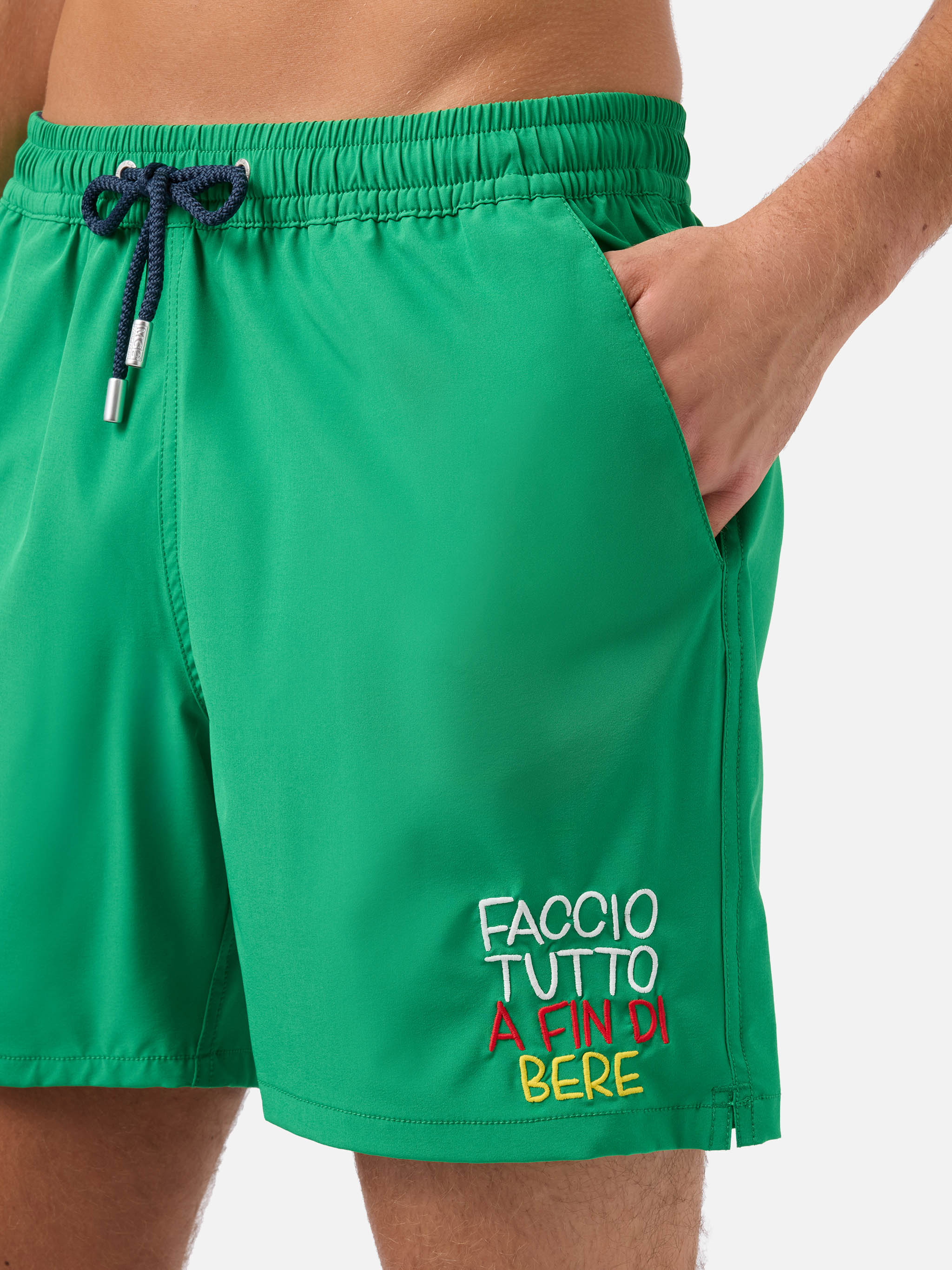 Comfort swim shorts in green with Faccio tutto a fin di bere embroidery - Image 4