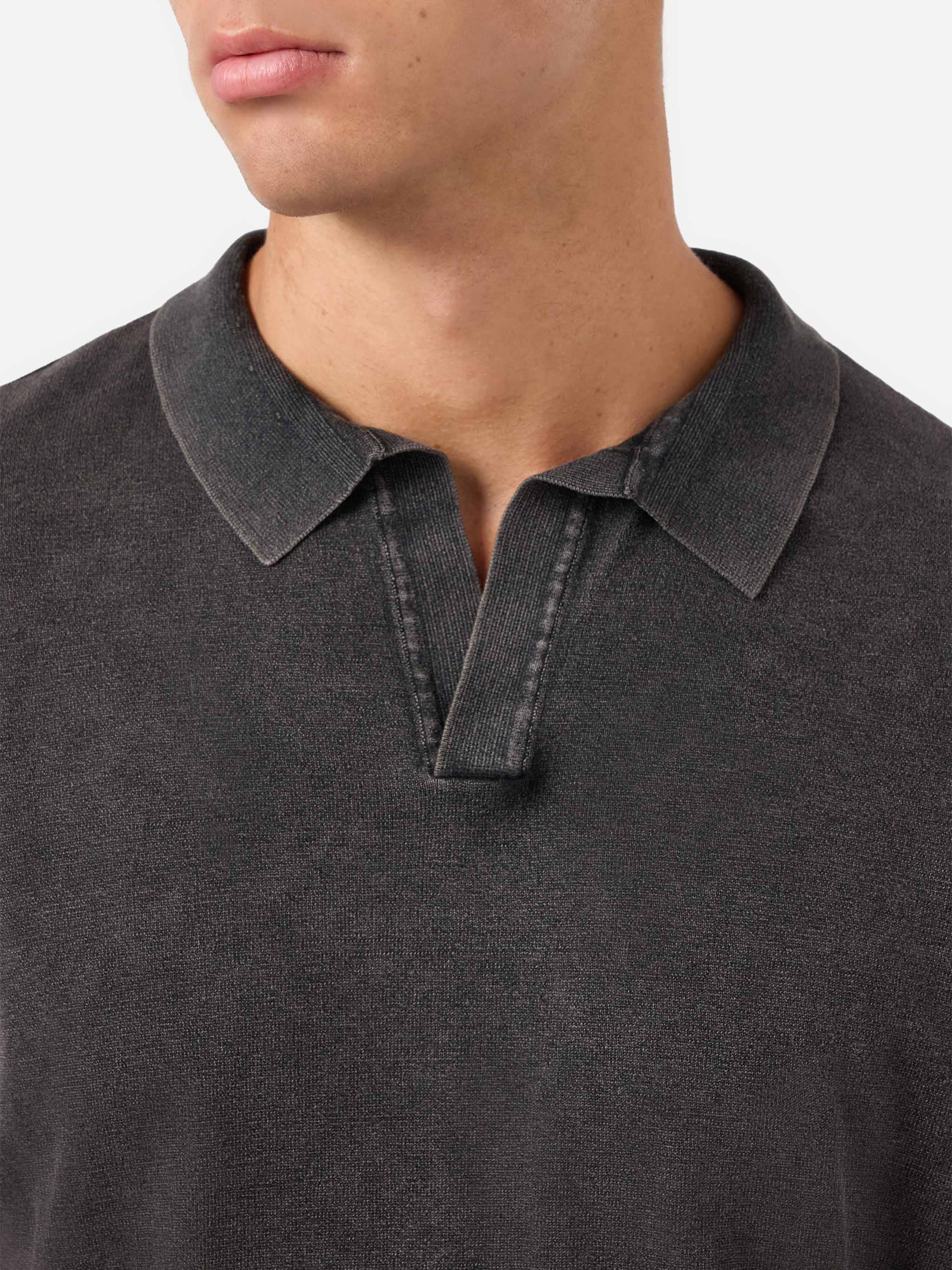 Black buttonless knitted polo shirt Sloan with vintage treatment - Image 2