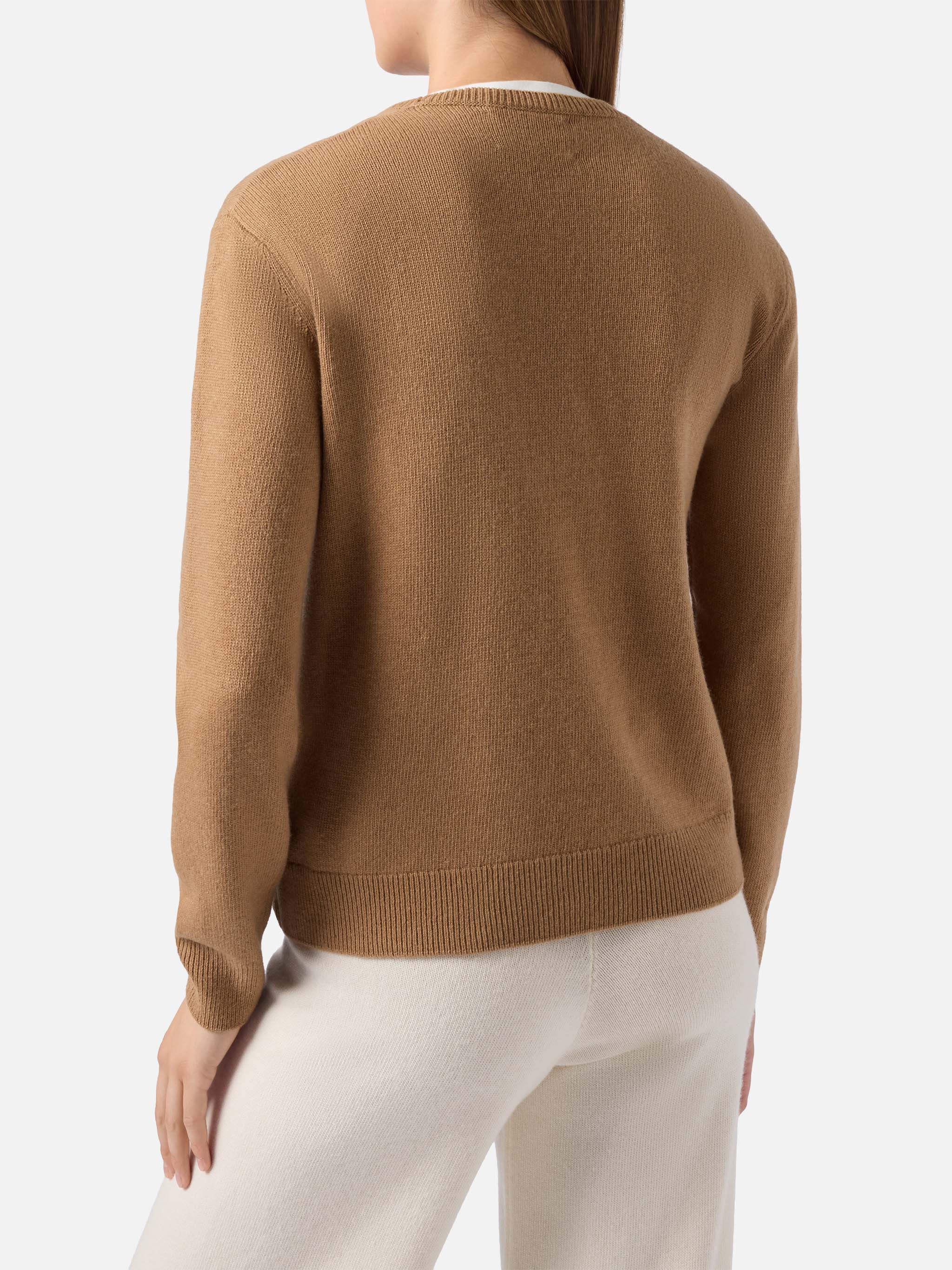 New Queen cashmere-blend sweater in camel with Snoopy jacquard and embroidery | PEANUTS SPECIAL EDITION - Image 4