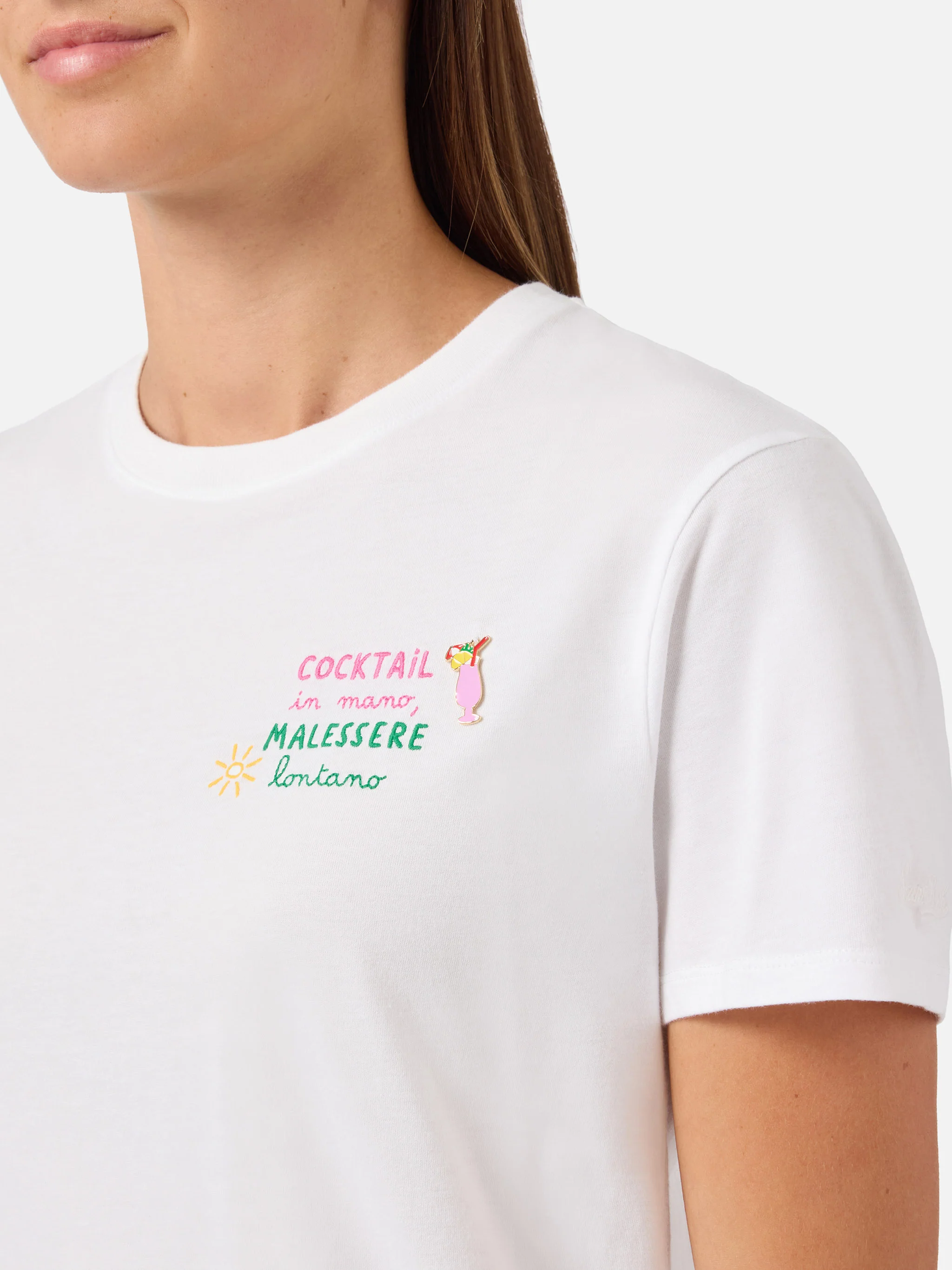 White Emilie T-shirt with Cocktail in mano, malessere lontano charm embroidery